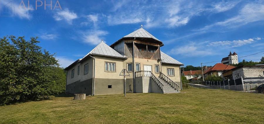 Casă cu 5 camere cu Teren 2320 Mp în Herina