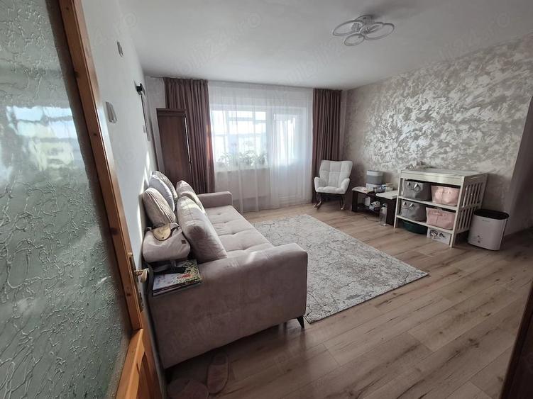 Apartament cu 3 camere semidecomandat, mobilat în Sud
