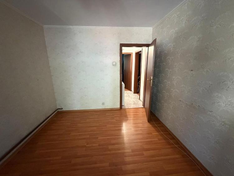 Apartament cu 3 camere semidecomandat, mobilat în Drumul Taberei