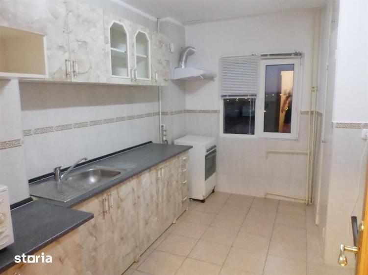 Apartament cu 3 camere decomandat în Republicii