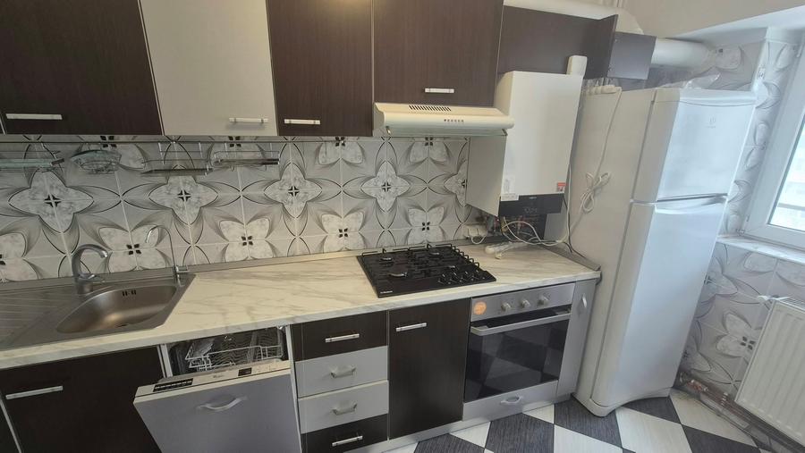 Apartament cu 3 camere semidecomandat în Obor