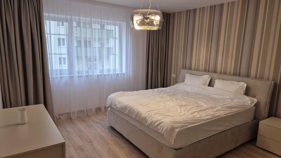 Apartament cu 3 camere decomandat în Tractorul