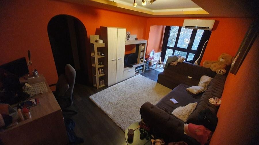 Apartament cu 3 camere semidecomandat în Central