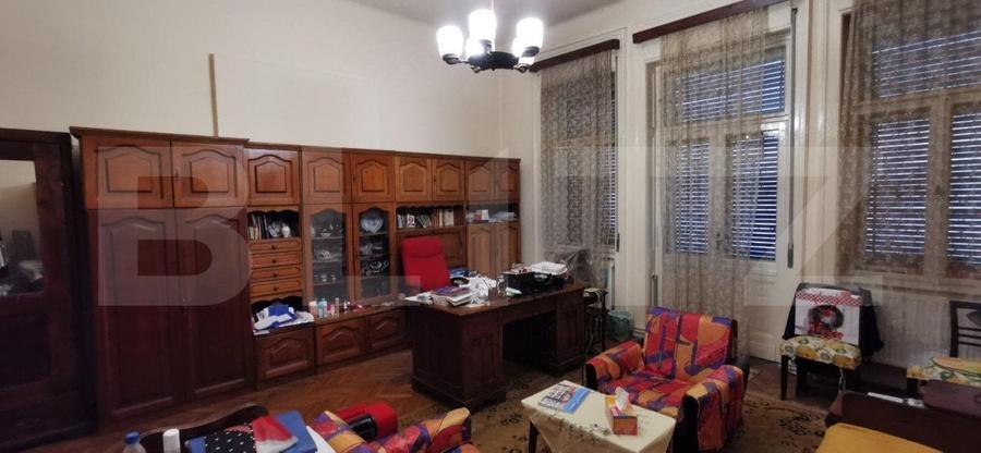 Apartament cu 5 camere semidecomandat, mobilat în Central