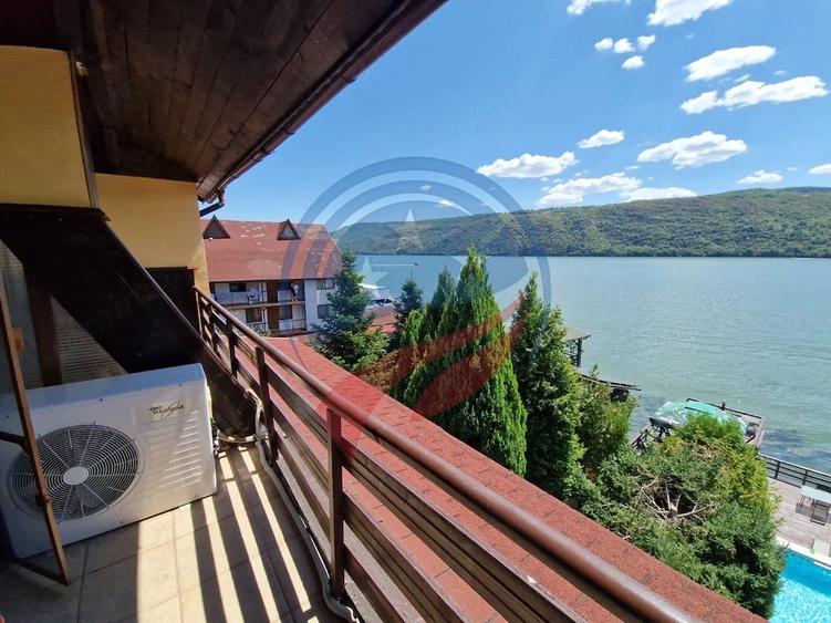 Casă cu 20 camere cu Teren 1632 Mp în Eșelnița
