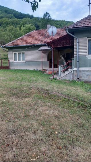 Casă cu Teren 2342 Mp în Bucureșci