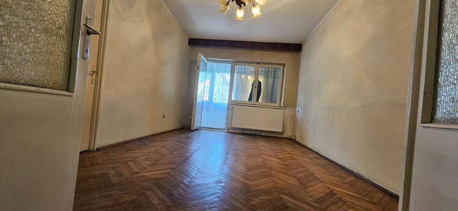 Apartament cu 3 camere decomandat în Valea Moșneagului