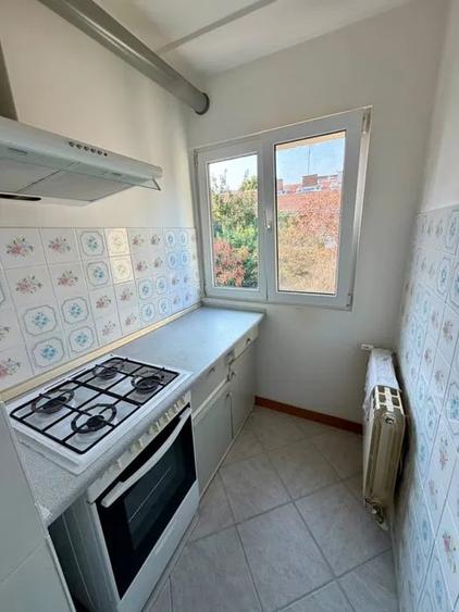 Garsonieră decomandată, mobilată în Pajura