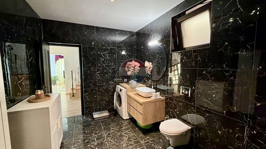 Casă individuală cu 4 camere cu Teren 1000 Mp în Periferie