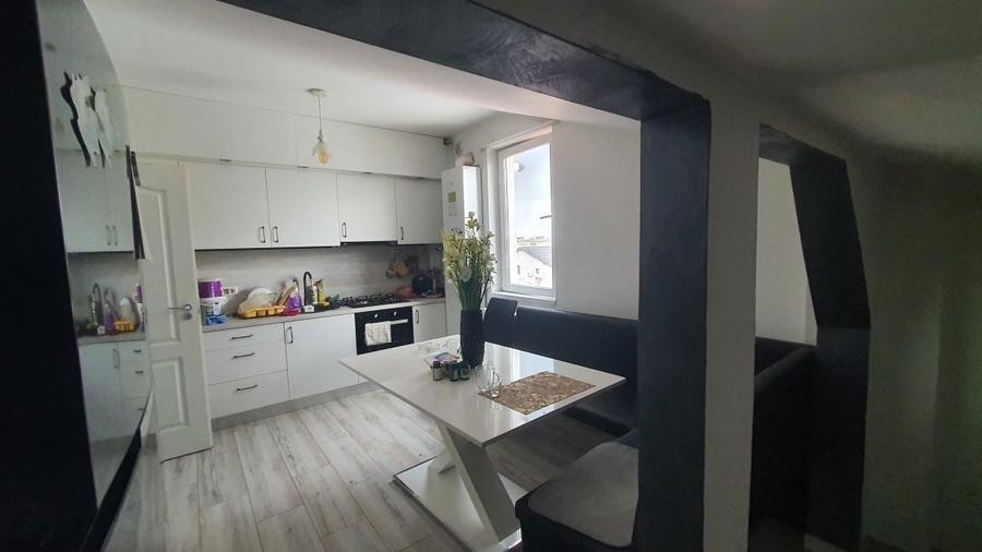 Apartament cu 4 camere decomandat în Central