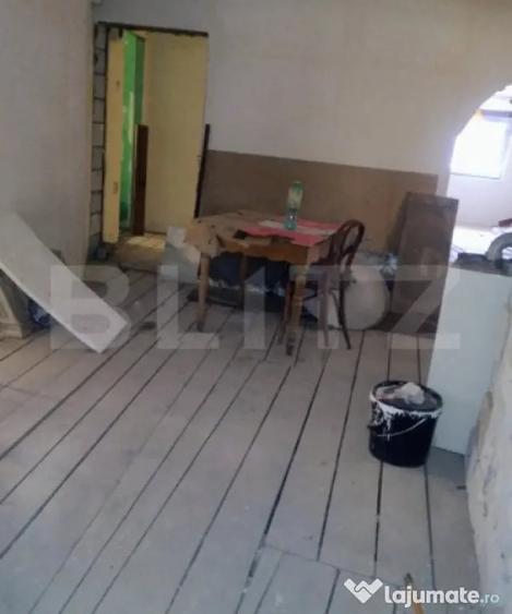 Casă cu 7 camere cu Teren 100 Mp în Central