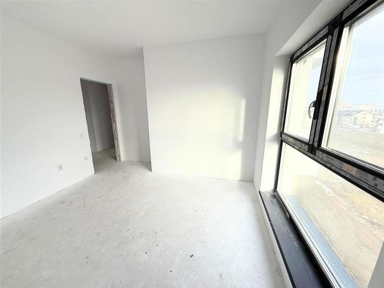 Apartament cu 3 camere semidecomandat în Exterior Sud