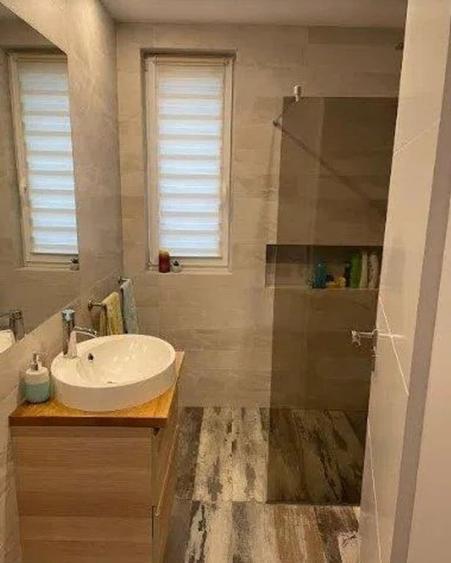 Apartament cu 4 camere decomandat în Florești