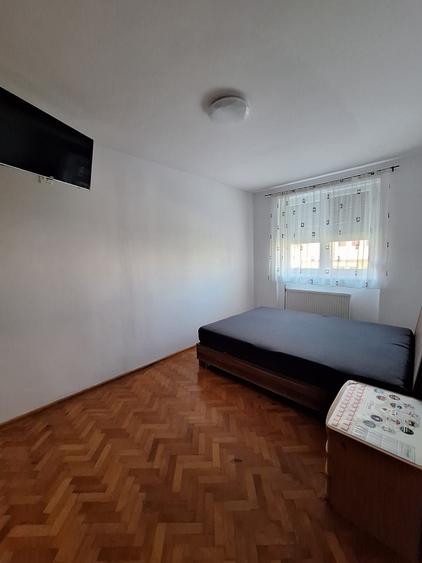 Apartament cu 3 camere semidecomandat în Exterior Vest