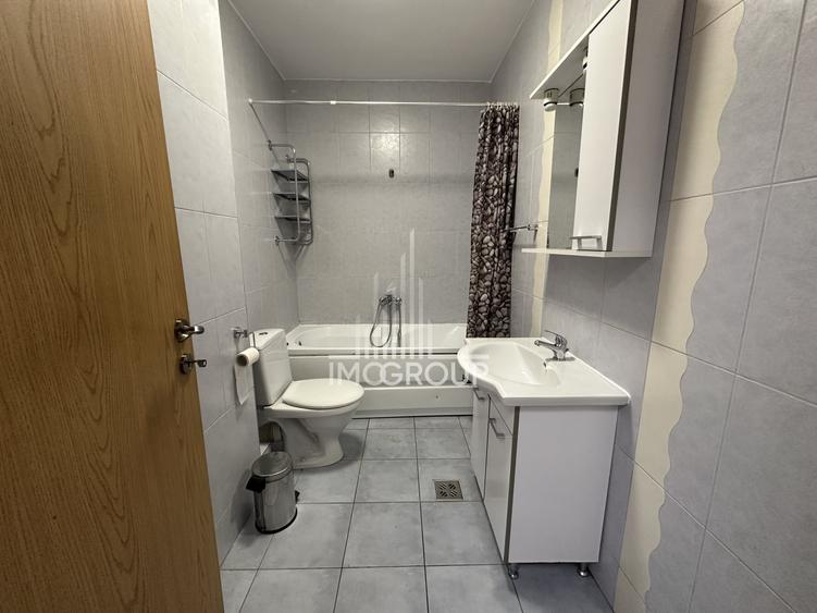 Apartament cu 3 camere semidecomandat, mobilat în Semicentral
