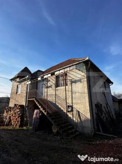 Casă cu 4 camere cu Teren 2500 Mp în Hurez