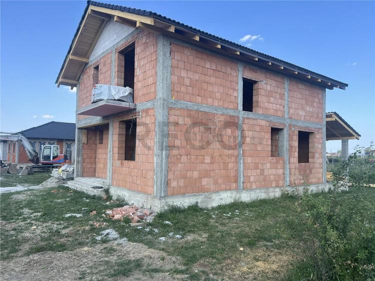 Casă cu 4 camere cu Teren 300 Mp în Cihei