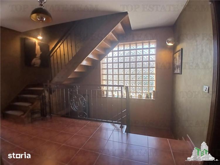 Casă cu 5 camere decomandat cu Teren 500 Mp în Central