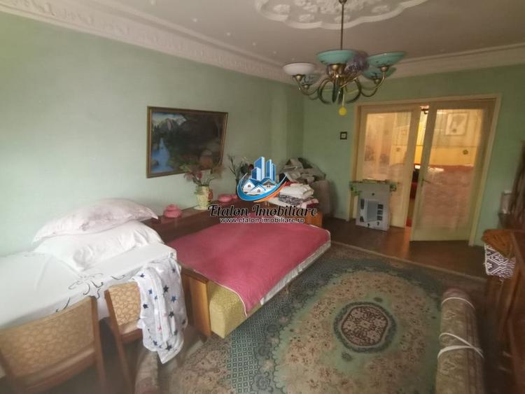 Apartament cu 4 camere semidecomandat în Periferie