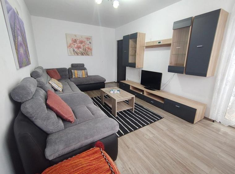 Apartament cu 4 camere decomandat, mobilat în Vasile Aaron