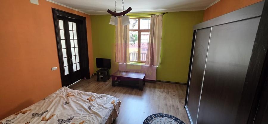 Casă cu 8 camere în Central