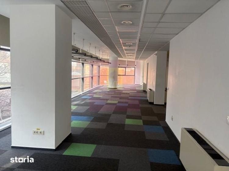 Spațiu comercial, de 556 mp, în Universitate