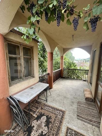 Casa de vanzare o proprietate cu un potential excelent - 1