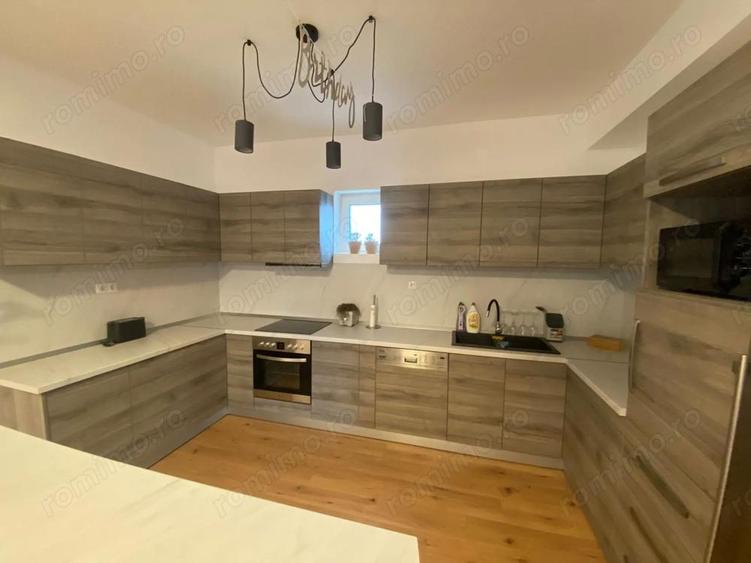 Casă cu 5 camere cu Teren 5000 Mp în Central