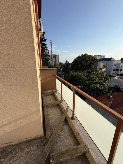 Apartament cu 3 camere semidecomandat în Aviației