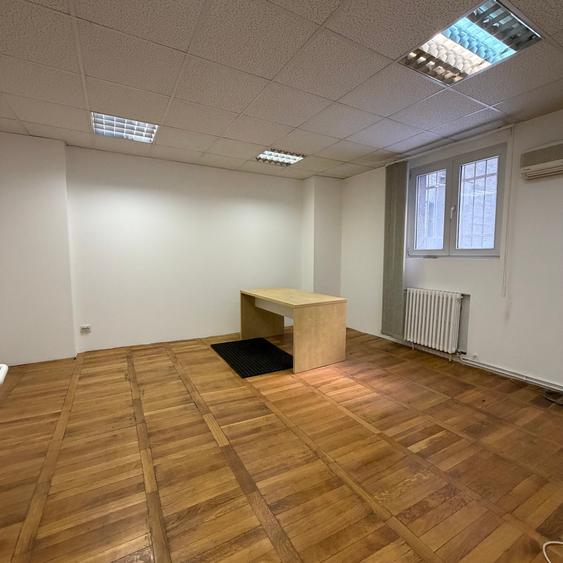 Birou, de 42 mp, în Universitate