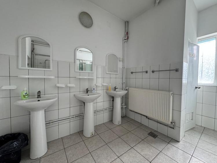 Casă individuală cu 18 camere decomandat cu Canalizare în Carierei