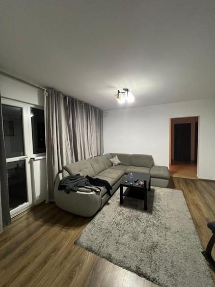 Apartament cu 3 camere semidecomandat în Colentina