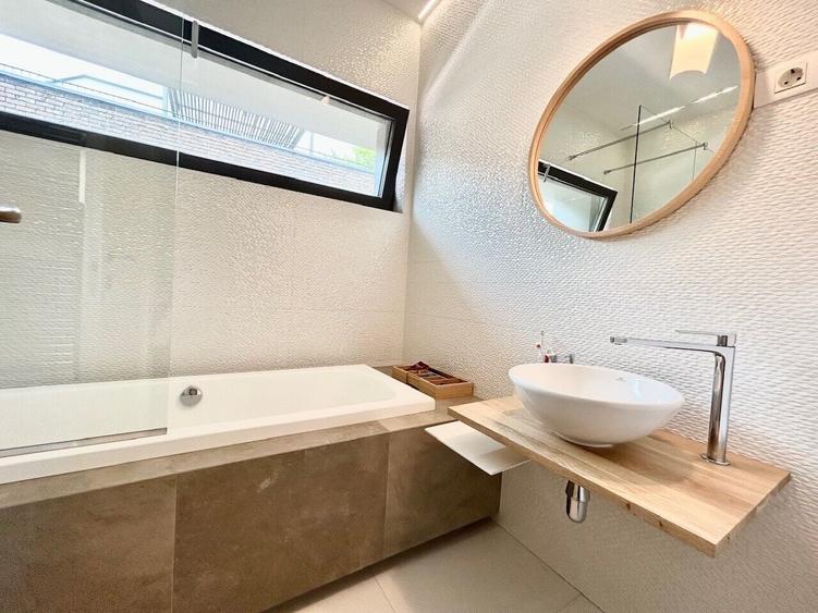 Casă individuală cu 5 camere cu Piscina în Iancu Nicolae