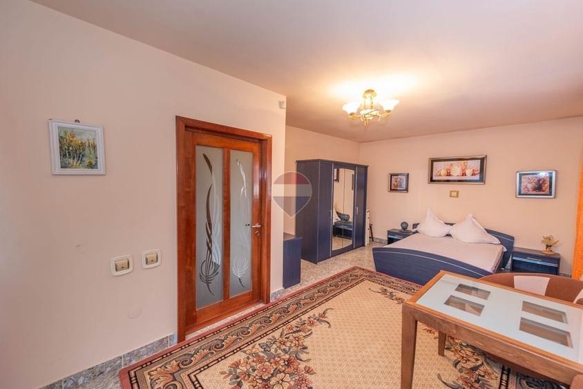 Casă individuală cu 6 camere cu Piscina în Central