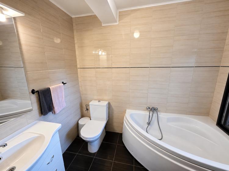 Casă cu 5 camere cu Piscina în Tunari