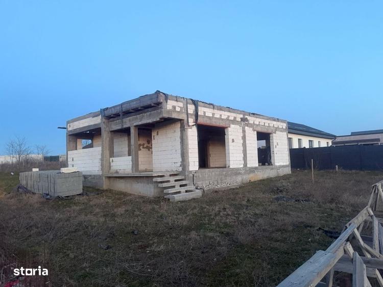 Casă cu 4 camere cu Teren 404 Mp în Malu Mare
