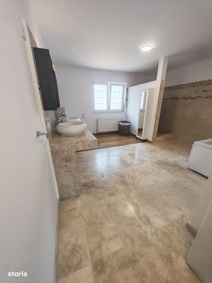 Casă cu 4 camere cu Teren 3000 Mp în Central