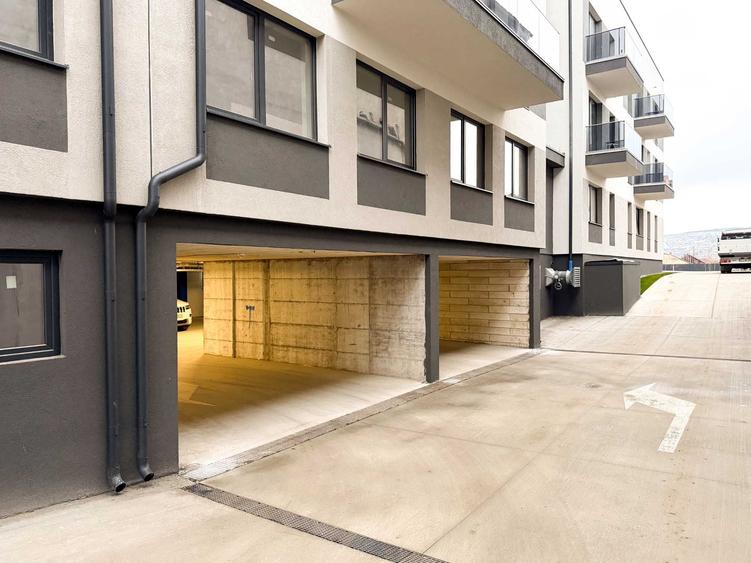 Apartament cu 3 camere semidecomandat în Exterior Vest