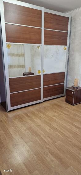 Apartament cu 4 camere decomandat în Roman