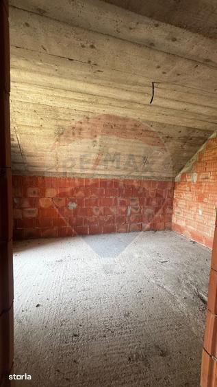 Casă cu 6 camere cu Teren 1000 Mp în Costâna