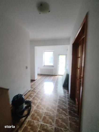 Casă cu 10 camere cu Teren 700 Mp în Valea Roșie