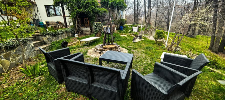 Casă individuală cu 5 camere cu Teren 4825 Mp în Est