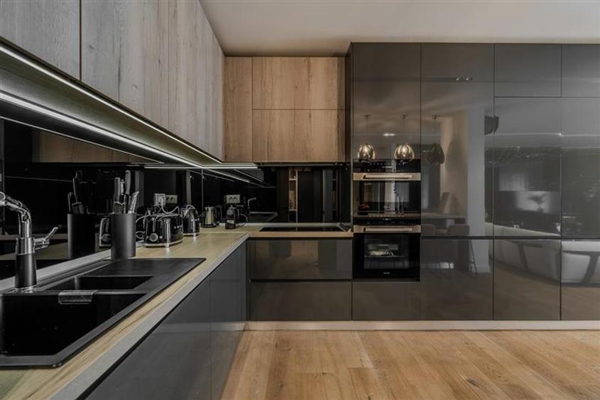 Penthouse cu 3 camere semidecomandat, mobilat în Central