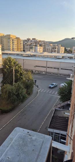 Garsonieră decomandată în Piața Centrală