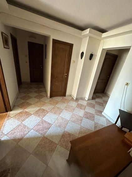 Apartament cu 4 camere decomandat, mobilat în Central