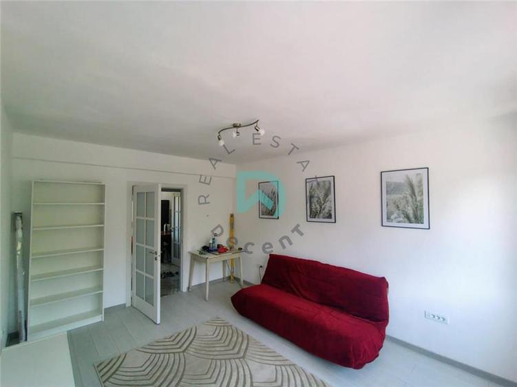 Apartament cu 3 camere decomandat în Tractorul