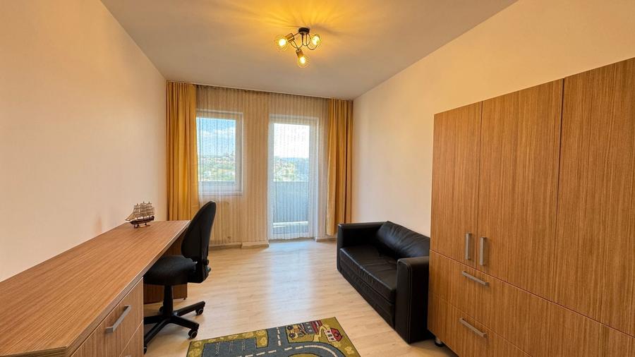 Apartament cu 3 camere semidecomandat, mobilat în Gruia