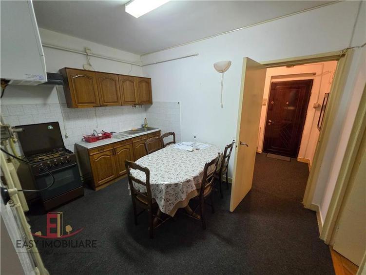 Apartament cu 3 camere decomandat în Cornișa