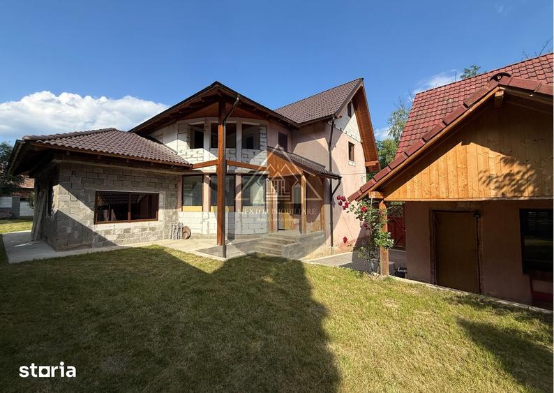 Casă cu 5 camere cu Teren 2500 Mp în Ațel