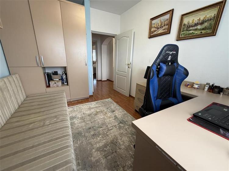 Apartament cu 4 camere decomandat, mobilat în Alexandru cel Bun